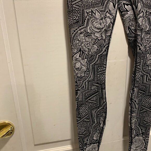 Lululemon~ NWOT!!~ Yoga Pants - Picture 6 of 16